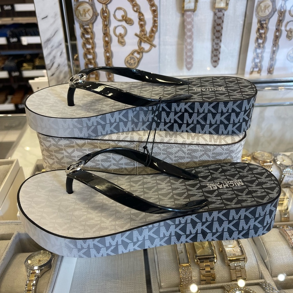 Michael Kors BEDFORD FLIP FLOP
PVC/OMBRE MK SIG
49R6BDFA1Q
Black 
NWT
Platforms - Picture 6 of 16